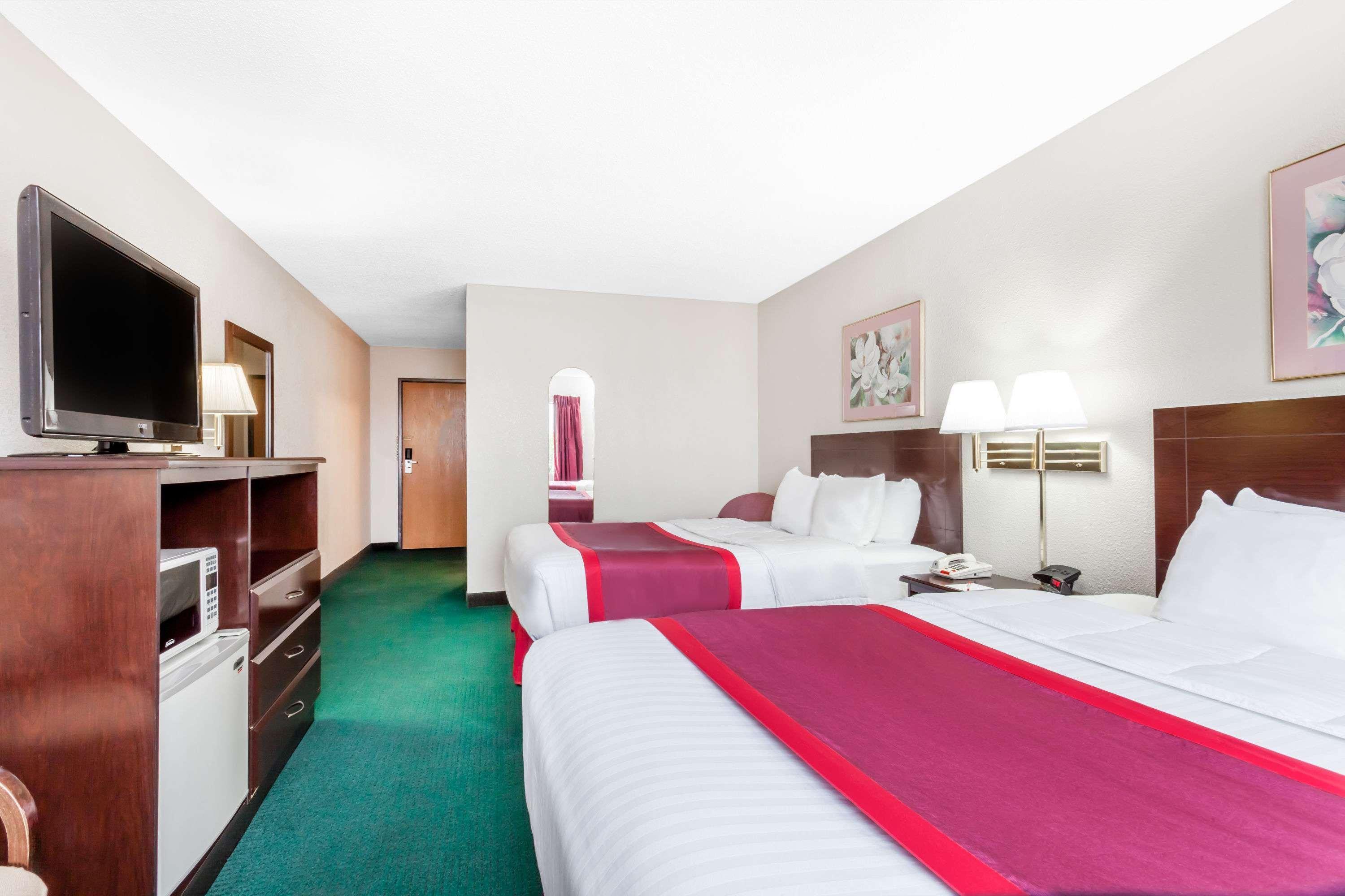 Ramada By Wyndham Tell City Esterno foto