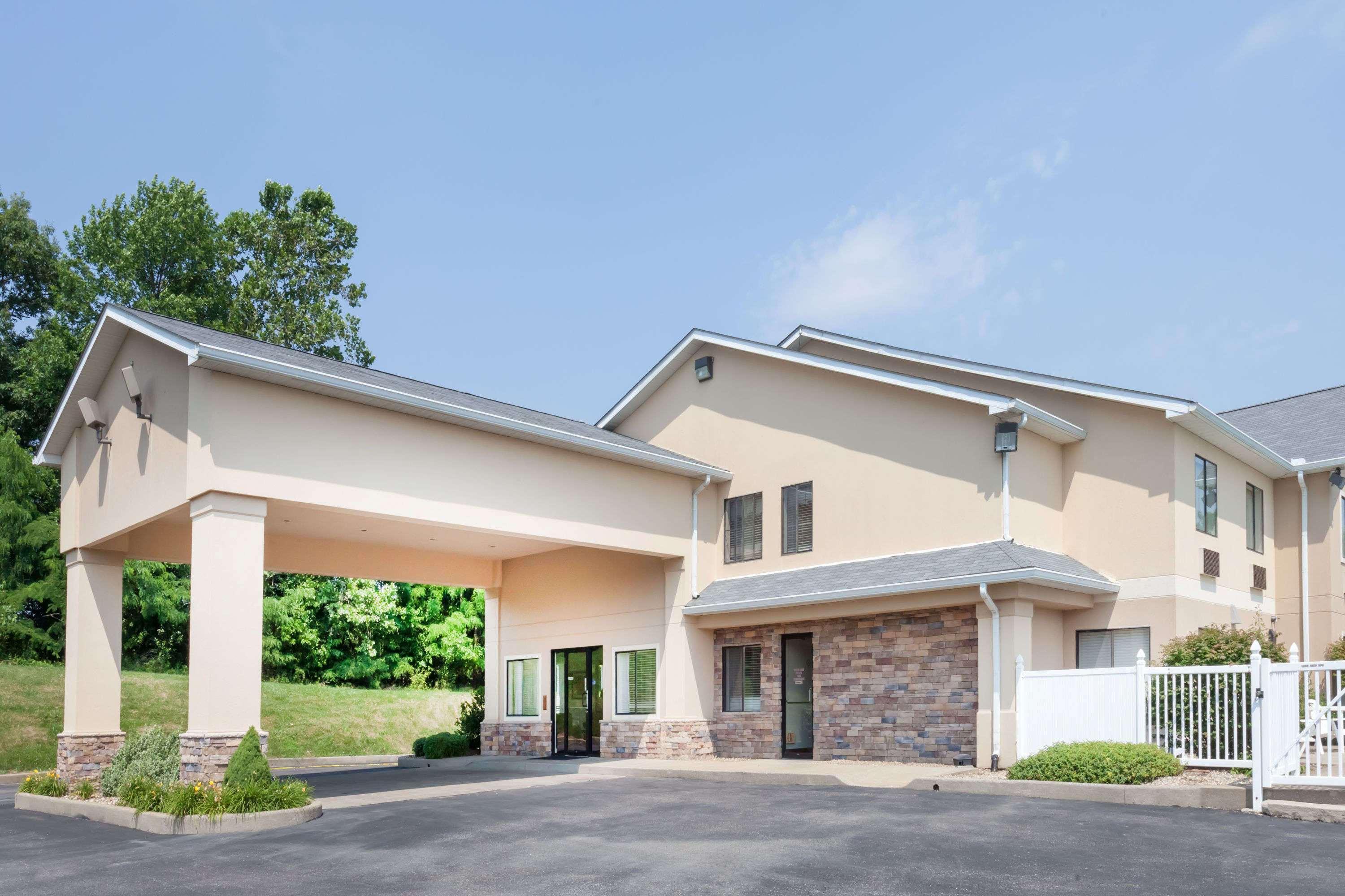 Ramada By Wyndham Tell City Esterno foto